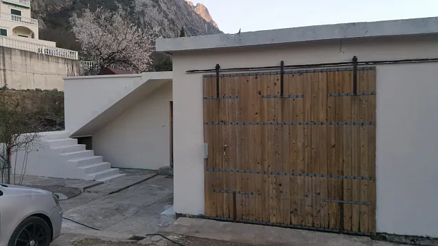 Zum Verkauf steht ein Haus mit großem Grundstück in Dobrota, — photo 9